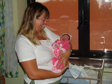 je vous présente ma nouvelle petite fille Tracy  née le 01/08/2008 poids  2,750 kilos et 47 cm